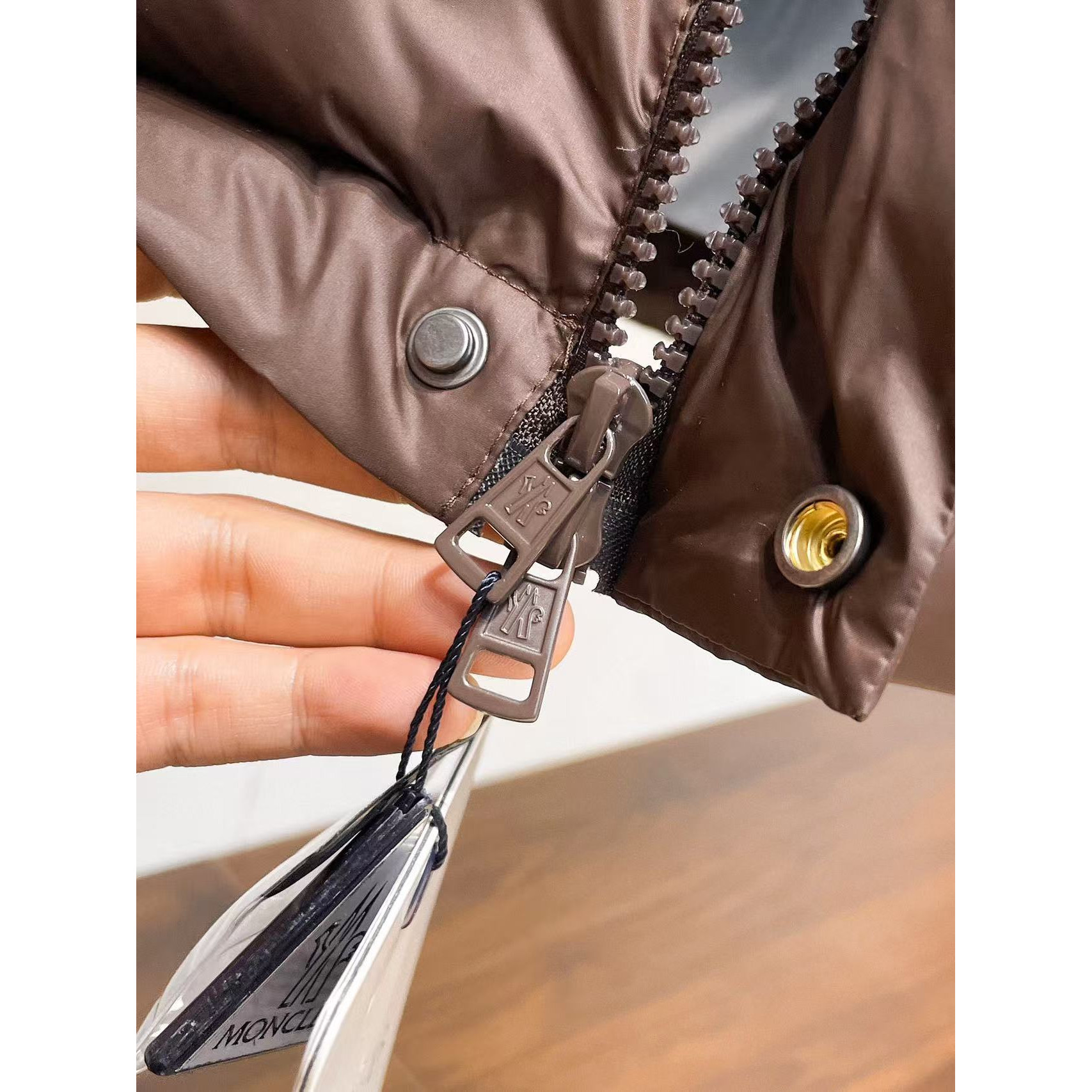 <p>MONCLER 秋冬新款羽绒服(棕色)</p>