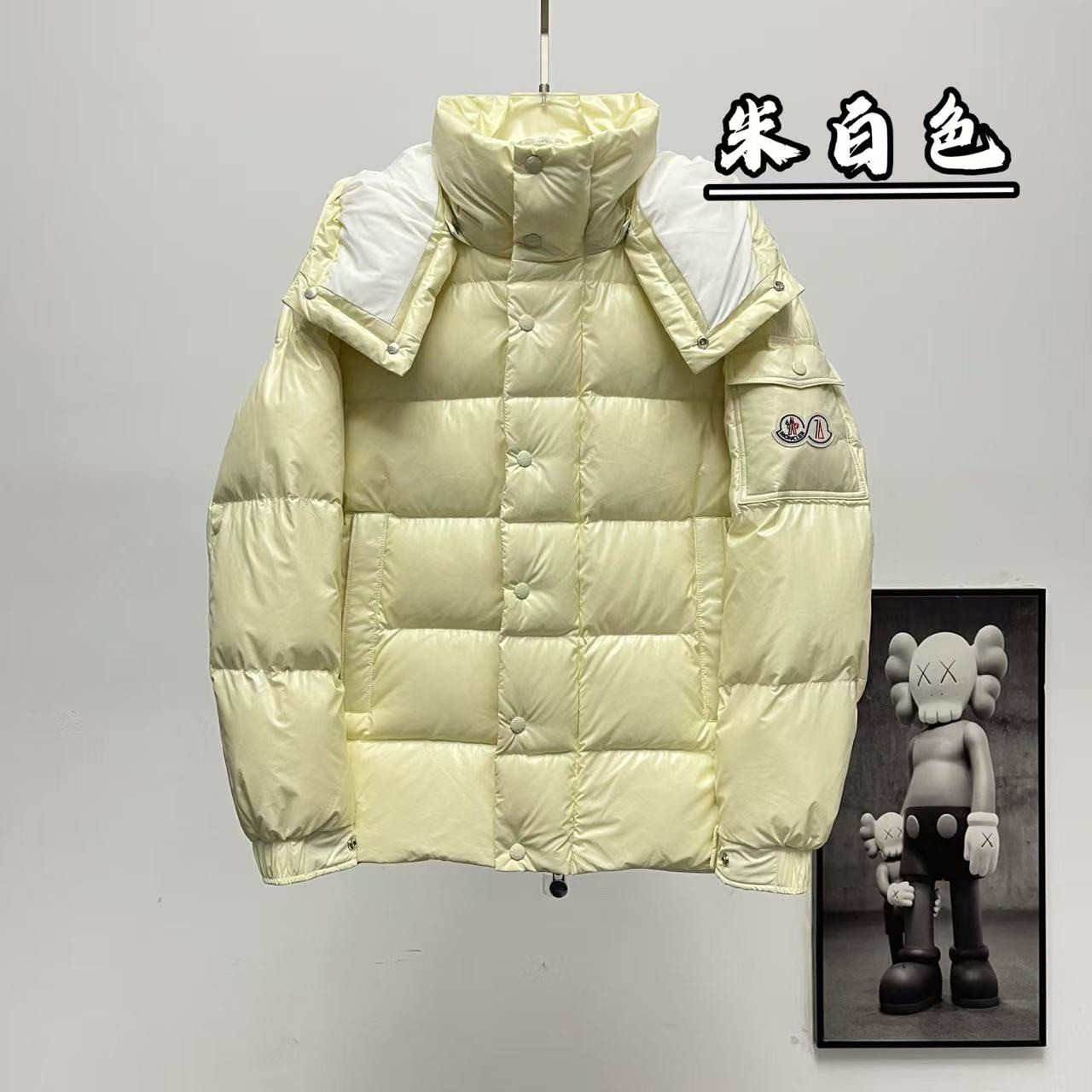 <p>Moncler 70周年双标连帽羽绒服(米白色)</p>