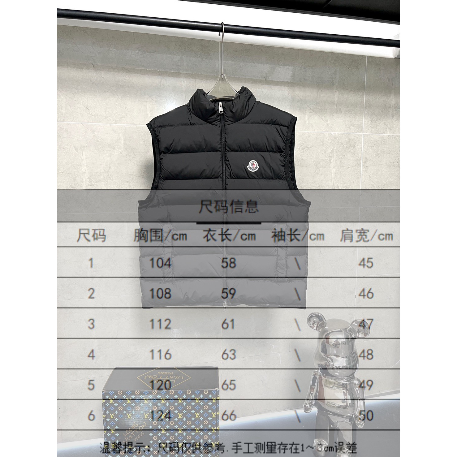 <p>Moncler 情侣款羽绒服 (黑Y24)</p>