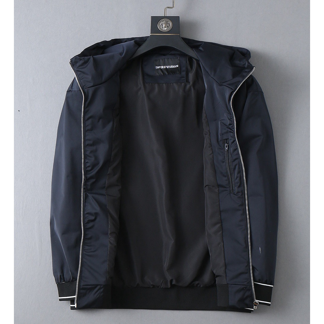 <p>MONCLER 新款男士夹克外套</p>