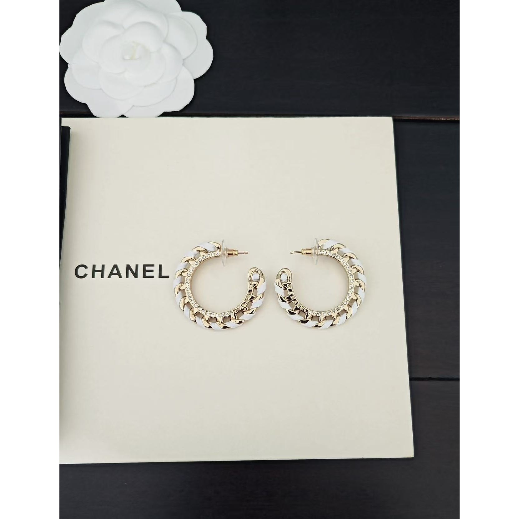 <p>CHANEL&nbsp;镂空圆形白色皮耳钩</p>