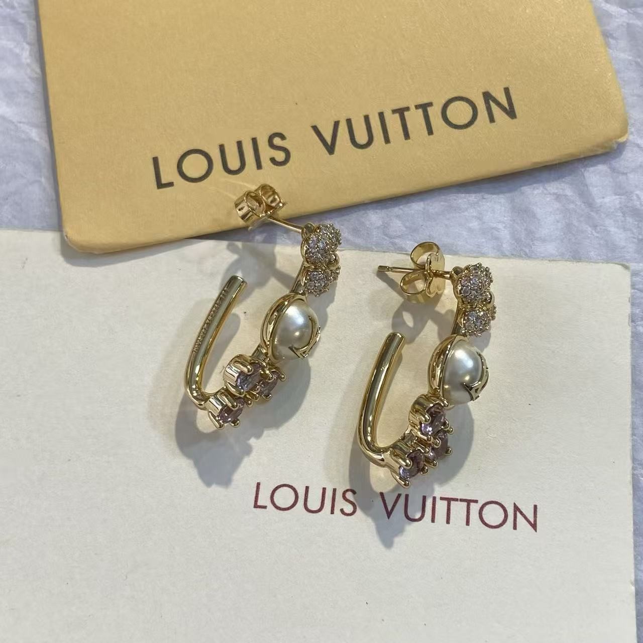 <p>LV 七夕限定花卉耳钉</p>