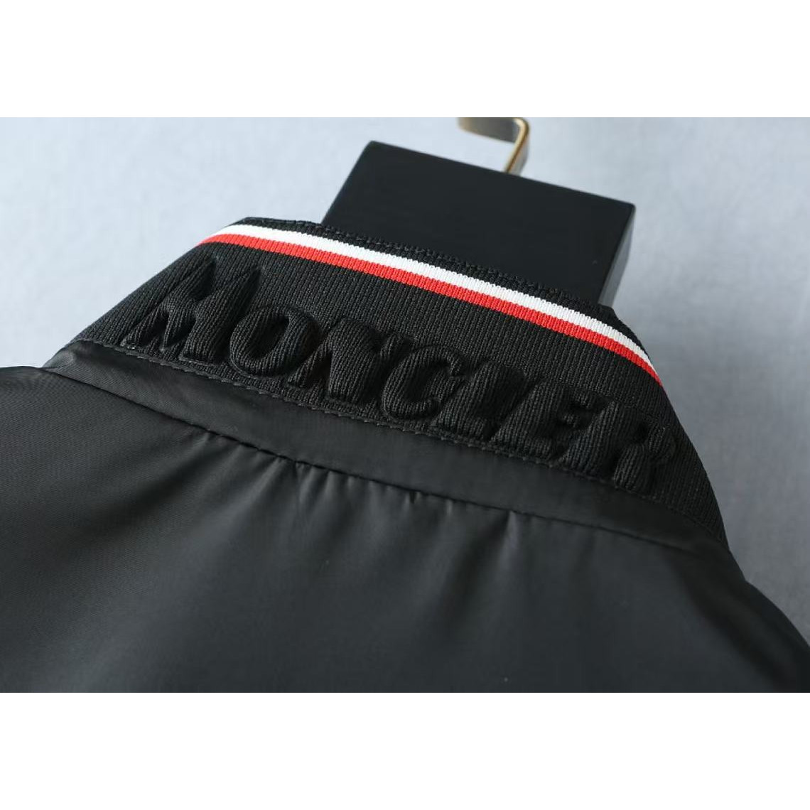 <p>MONCLER 男士夹克外套(黑)</p>