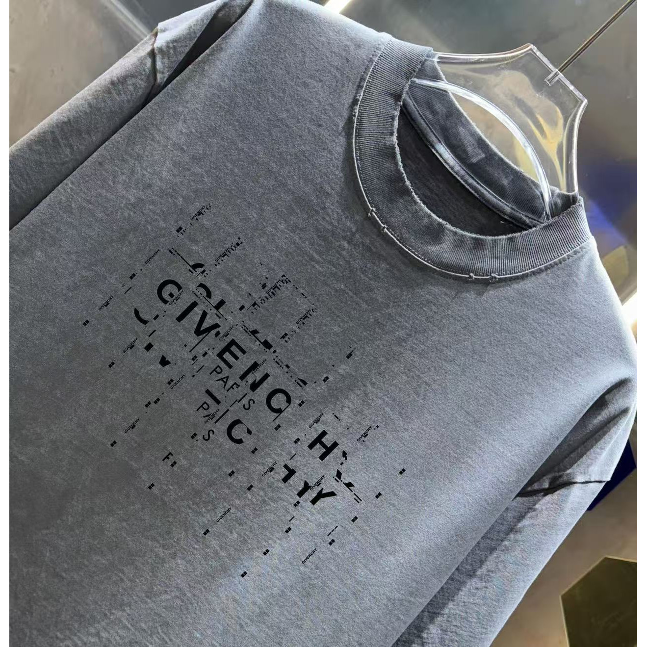 <p>Givenchy 洗水磨破短袖T恤(洗水灰)</p>