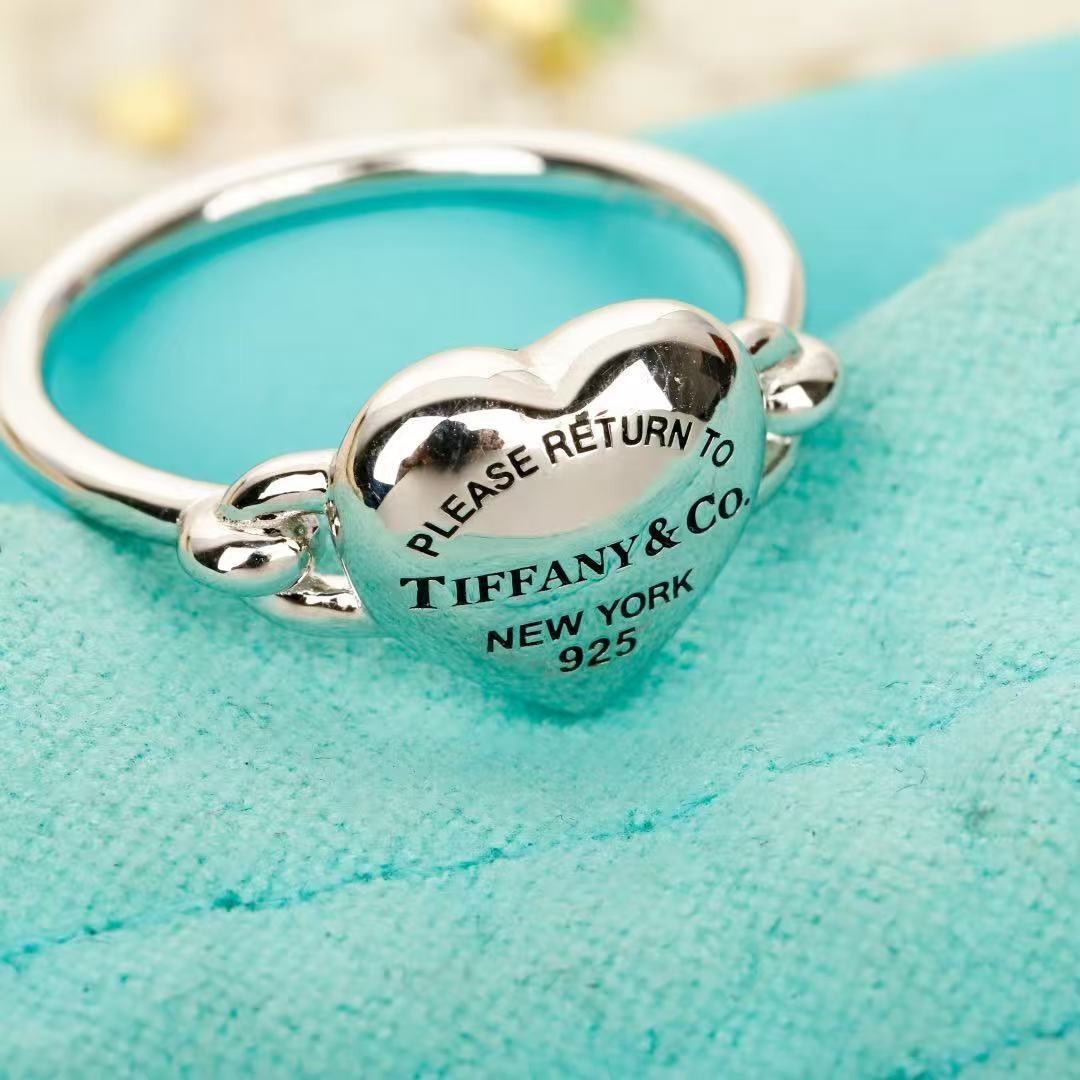 <p>Tiffany&nbsp;爱心滴油珐琅戒指</p>