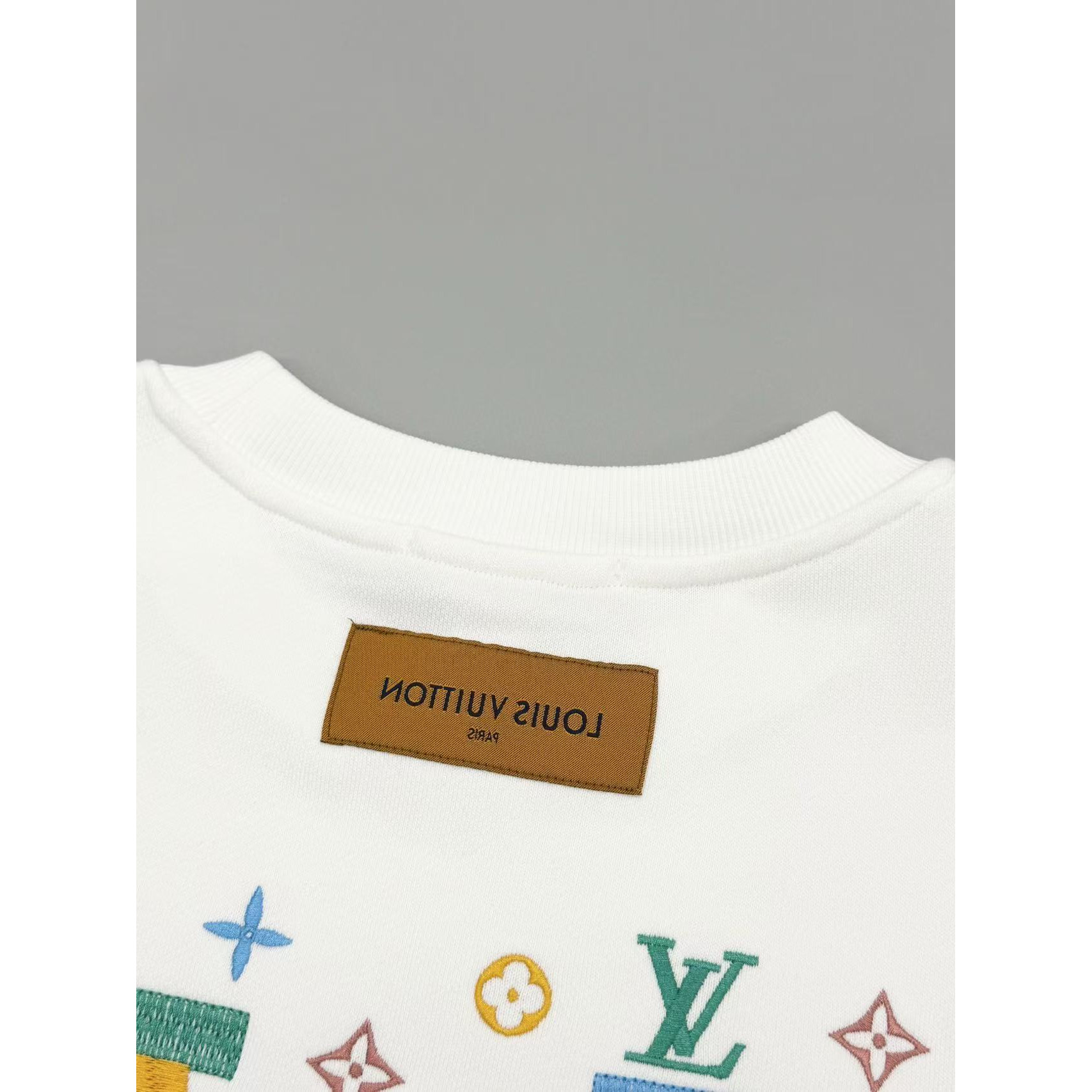 <p>LV 刺绣圆领卫衣(白)</p>