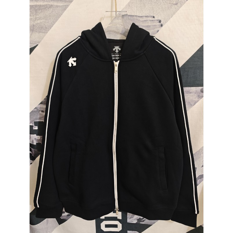 <p>DESCENTE 連帽拉鍊外套(黑)</p>