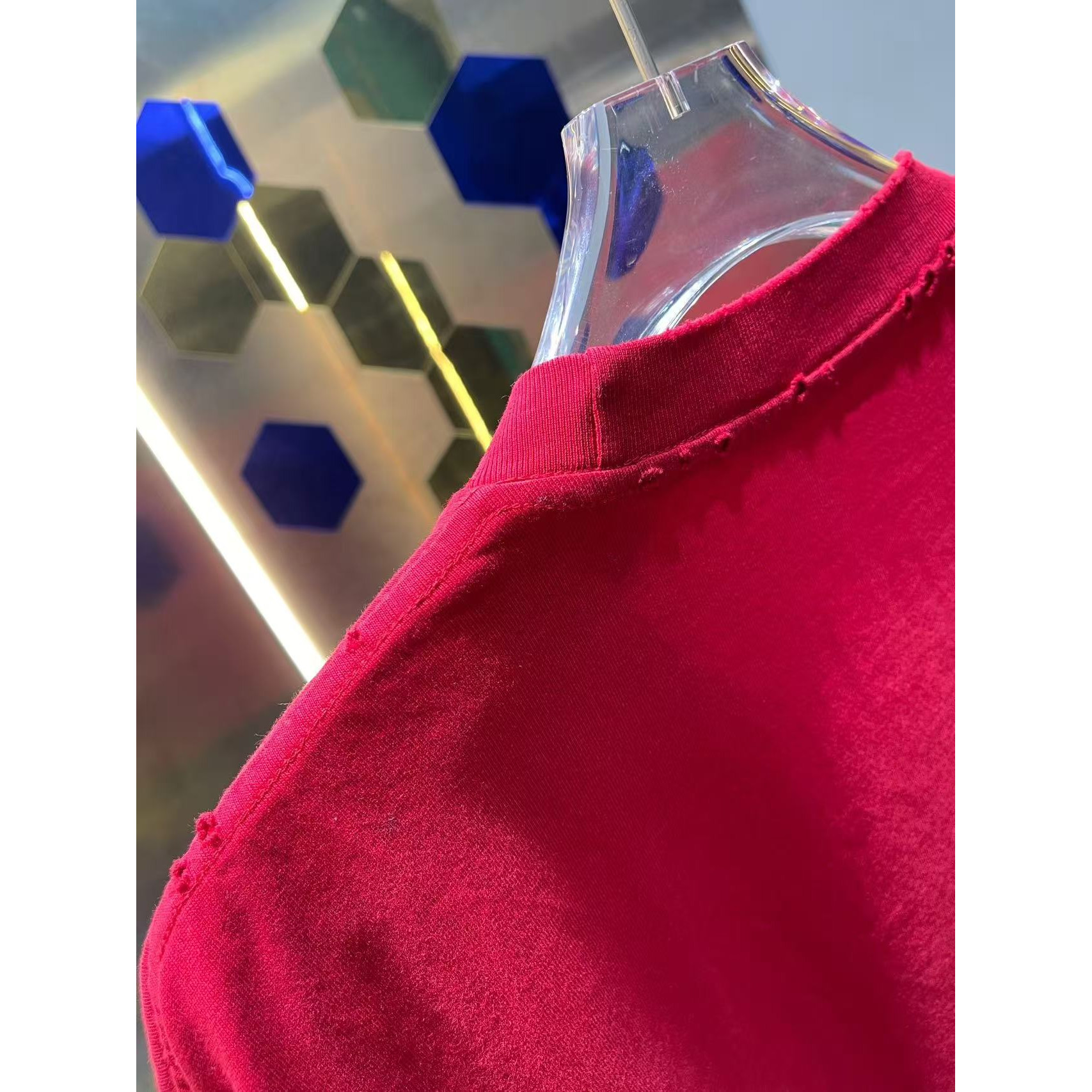 <p>Maison Margiela 洗水磨破短袖T恤(洗水紅)</p>