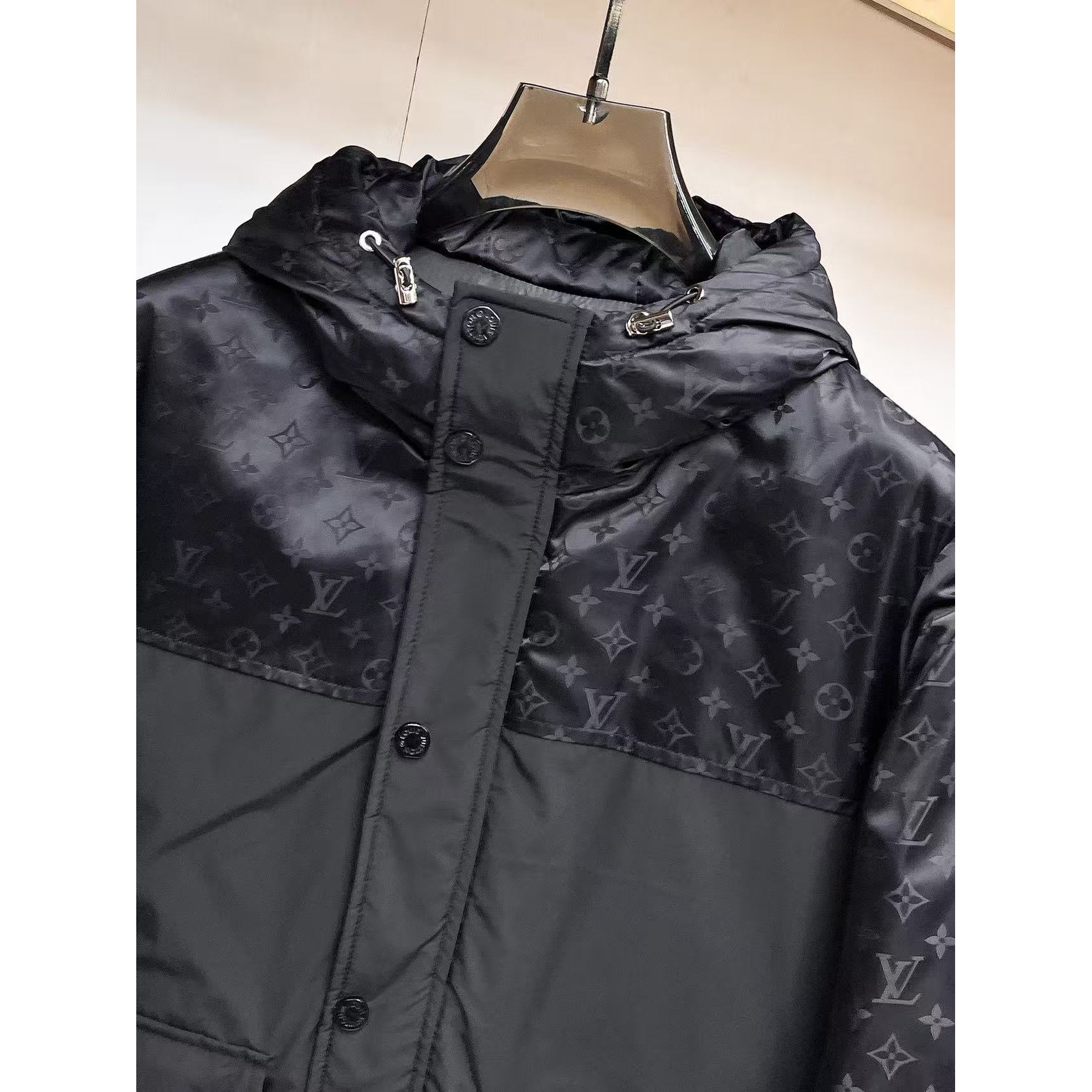 <p>LV 秋冬新款羽绒服(黑)</p>