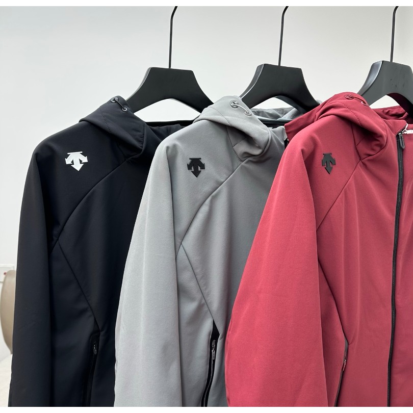 <p>DESCENTE TRAINING 系列男士防潑水梭織加絨連帽外套(炭灰)</p>