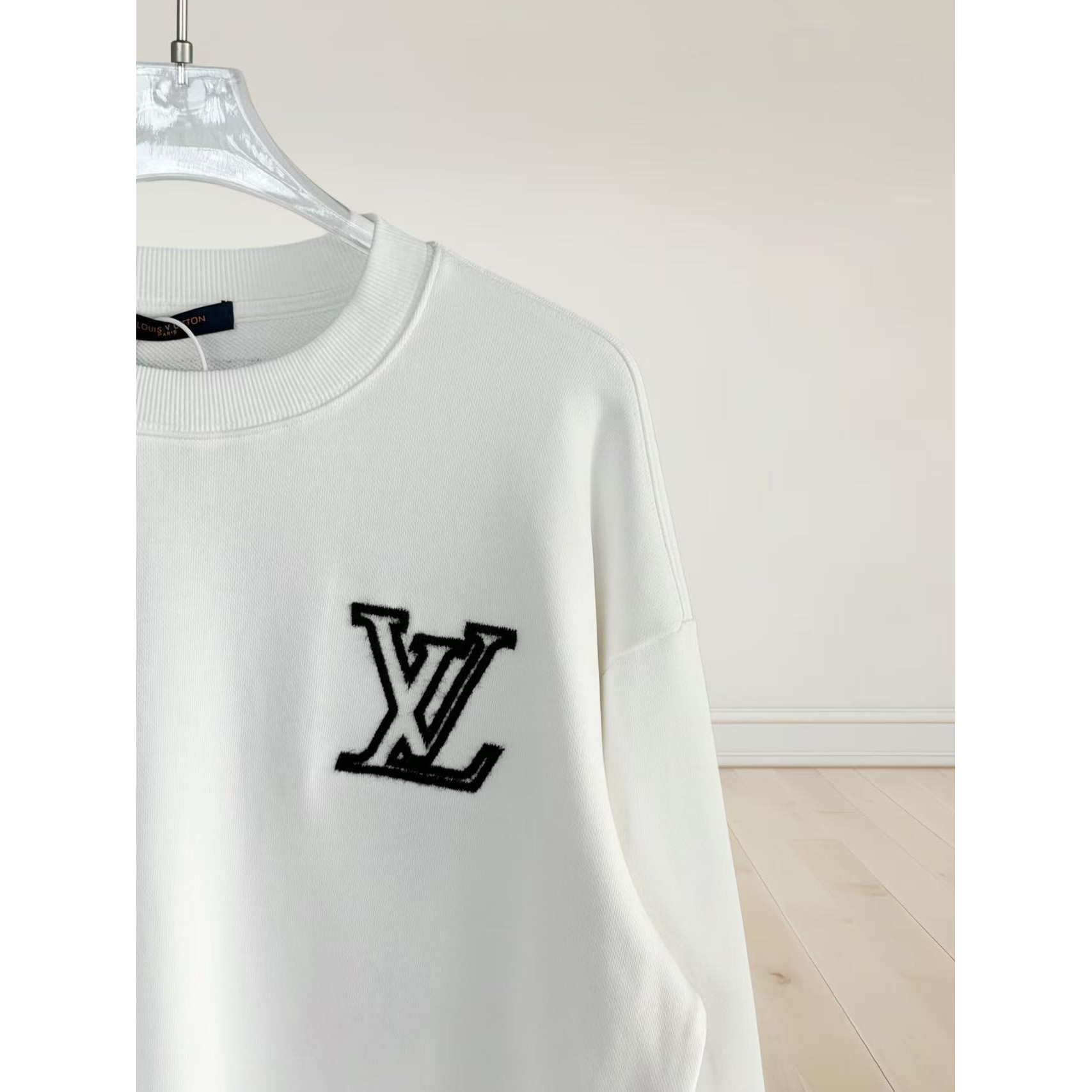 <p>LV&nbsp;刺绣圆领卫衣(白)</p>
