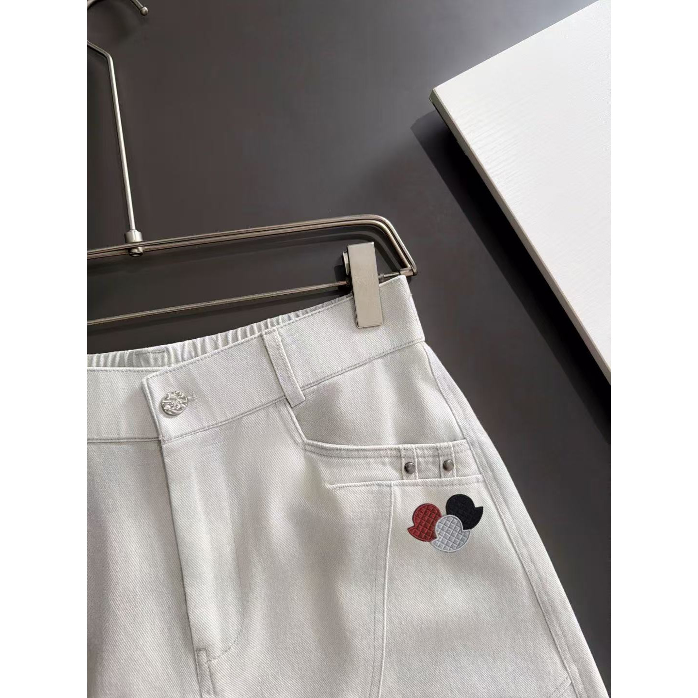 <p>MONCLER&nbsp;秋冬新款松紧带休闲裤(白)</p>