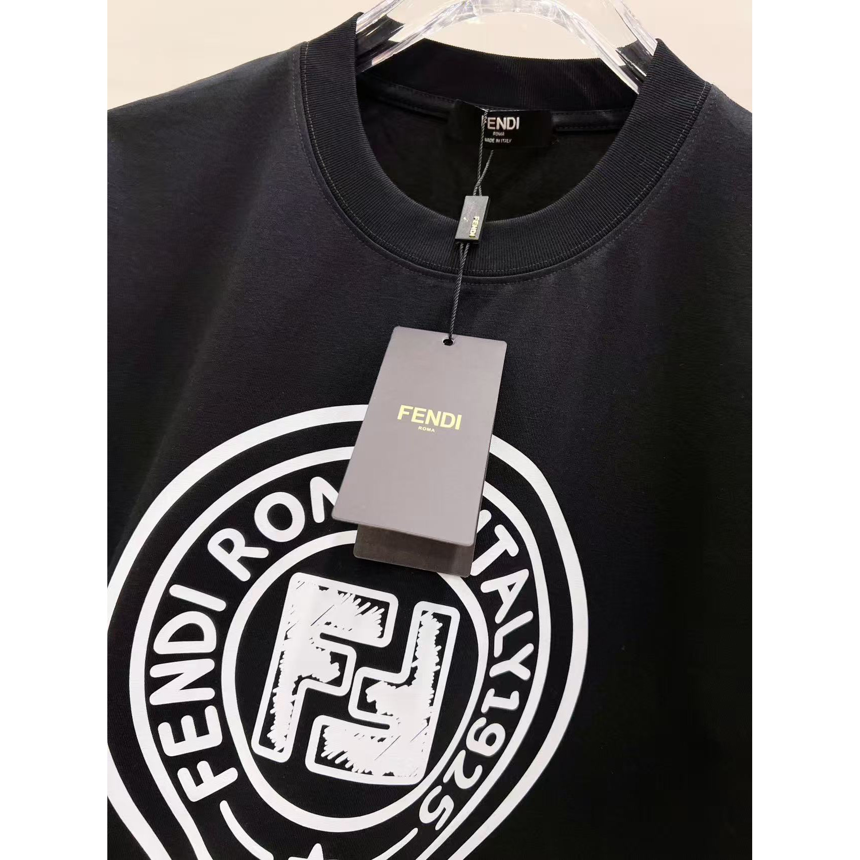 <p>FENDI 短袖圆领T恤(黑)</p>