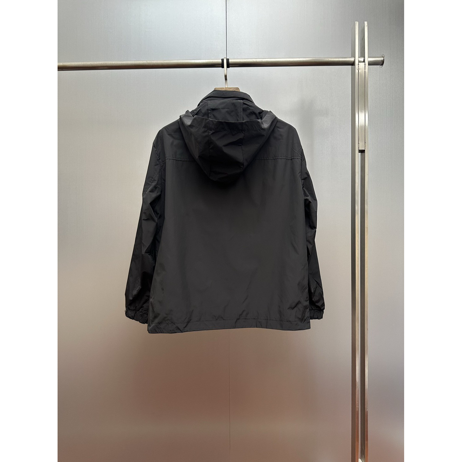 <p>PRADA 三角标连帽工装机能夹克(黑)</p>