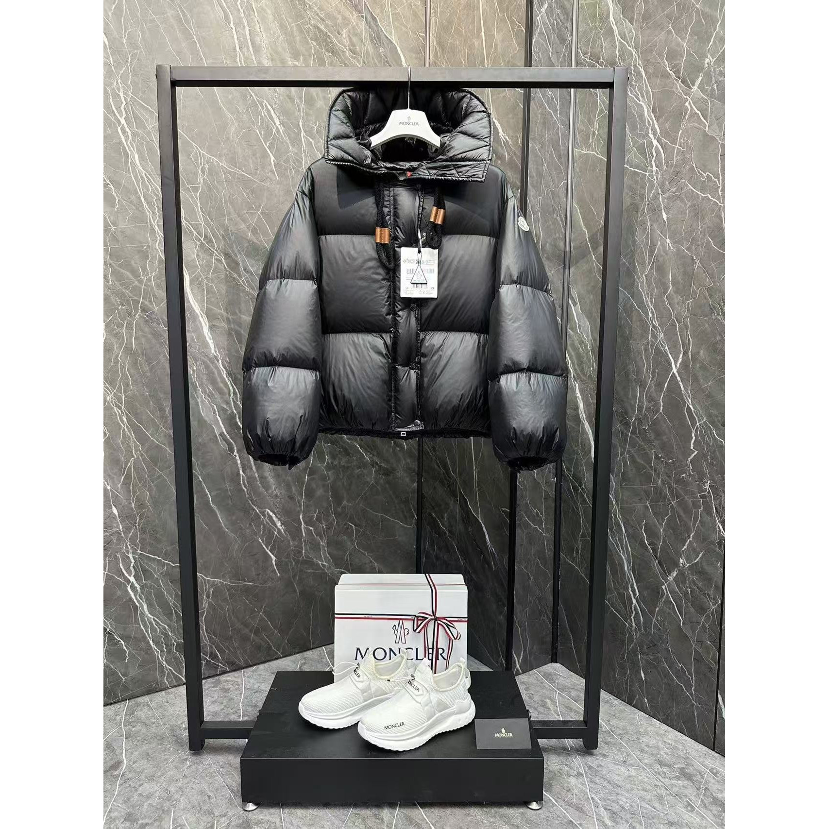<p>Moncler Borey 女士二合一短款羽绒夹克外套(黑)</p>