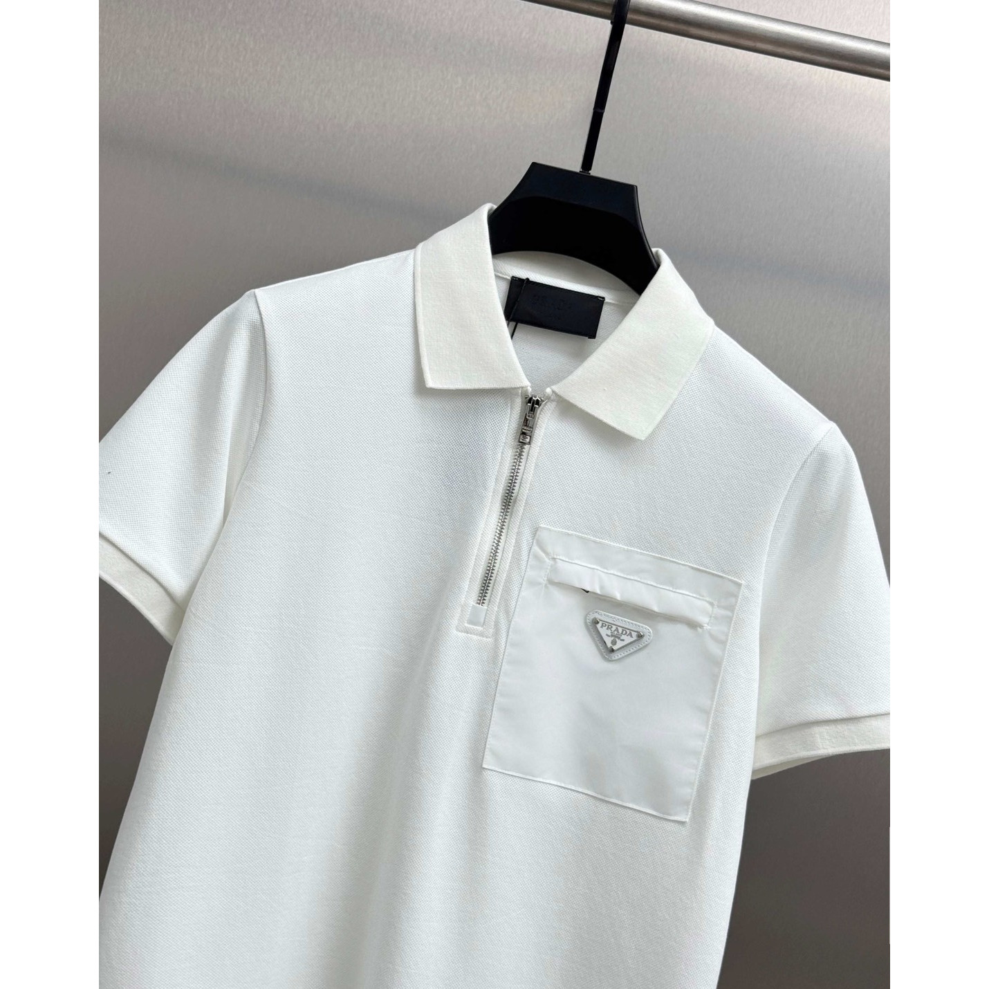 <p>PRADA&nbsp;短袖翻领polo衫(白)</p>