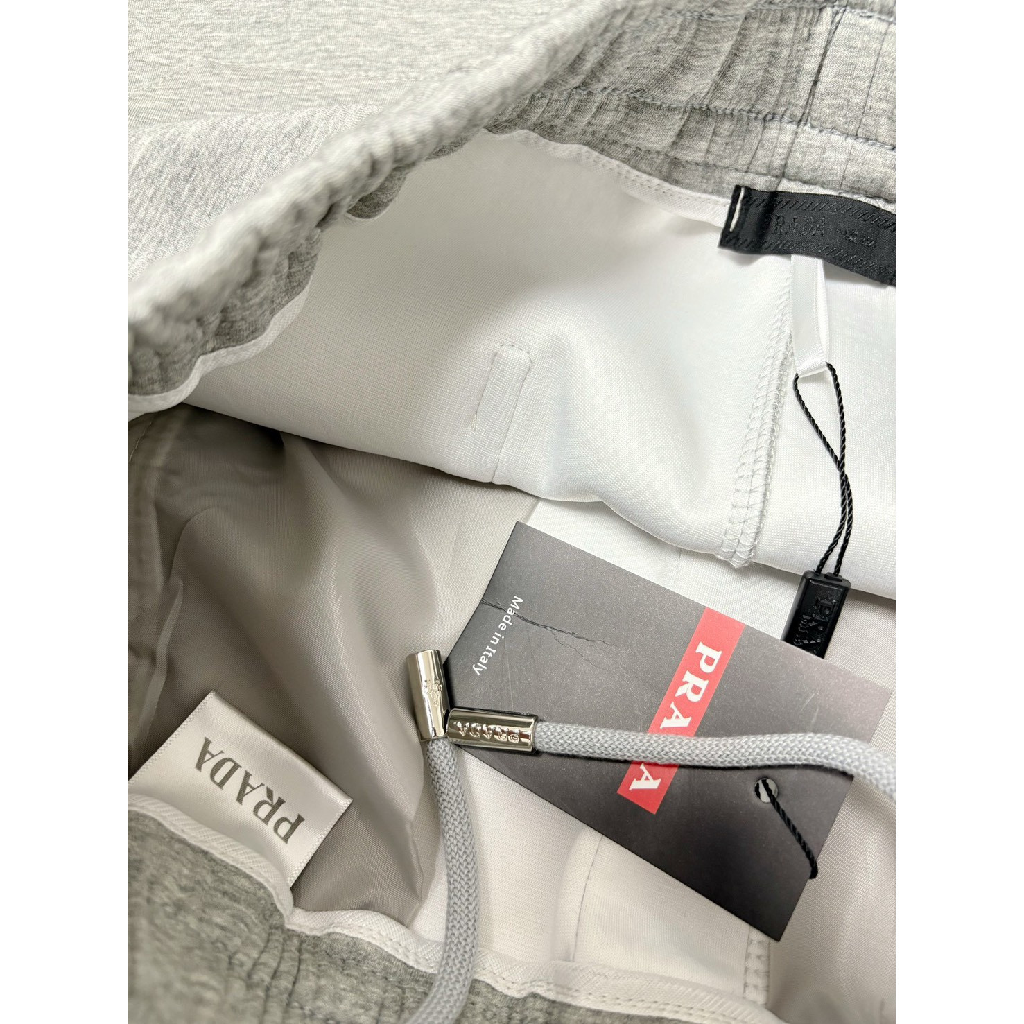<p>Prada 休闲长裤(灰)</p>