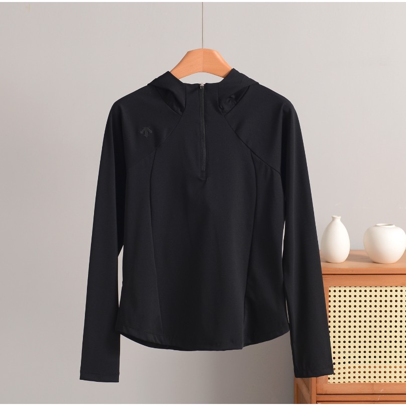 <p>DESCENTE&nbsp; WOMEN'S TRAINING 系列 女士半拉鍊連帽運動衛衣</p>