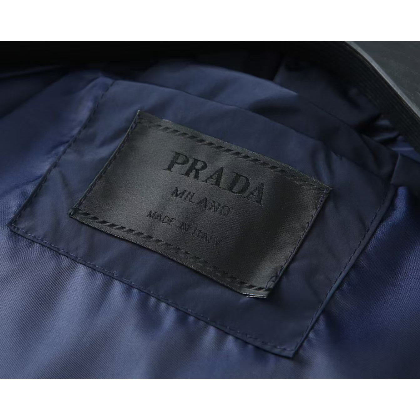 <p>PRADA 男士夹克外套(藍)<br />
&nbsp;</p>