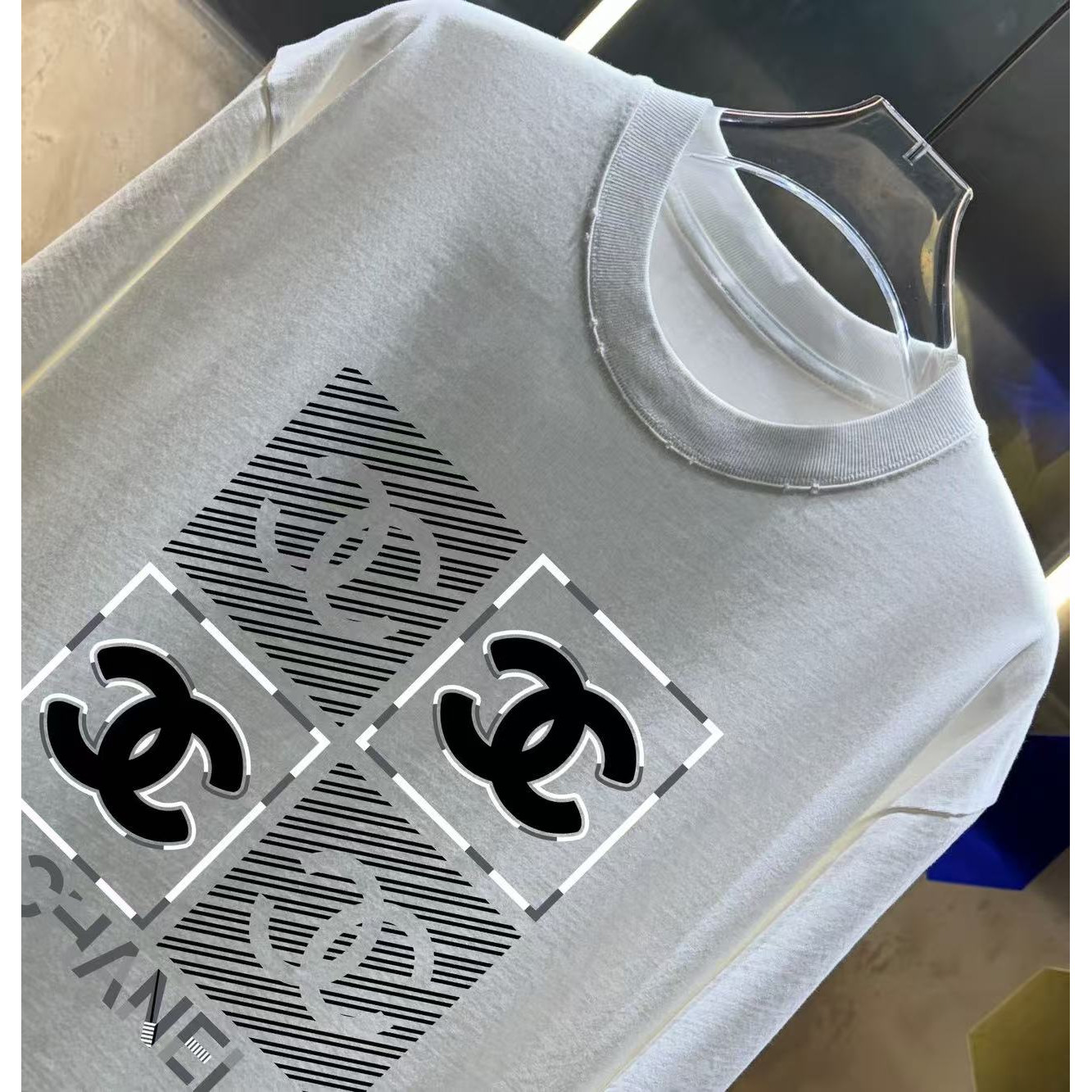 <p>CHANEL&nbsp;洗水磨破短袖T恤(洗水白)</p>