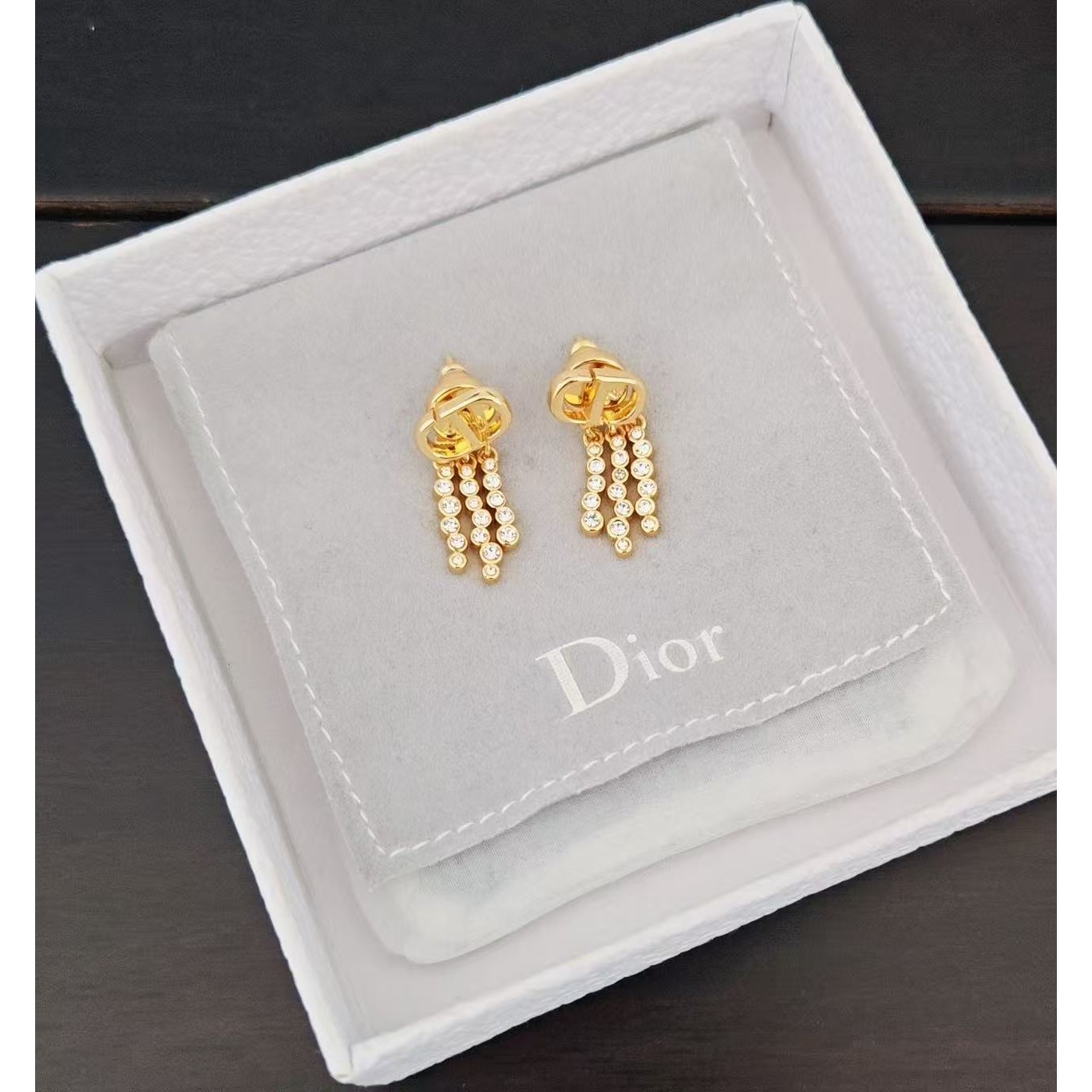 <p>DIOR&nbsp;白钻3排钻耳环</p>