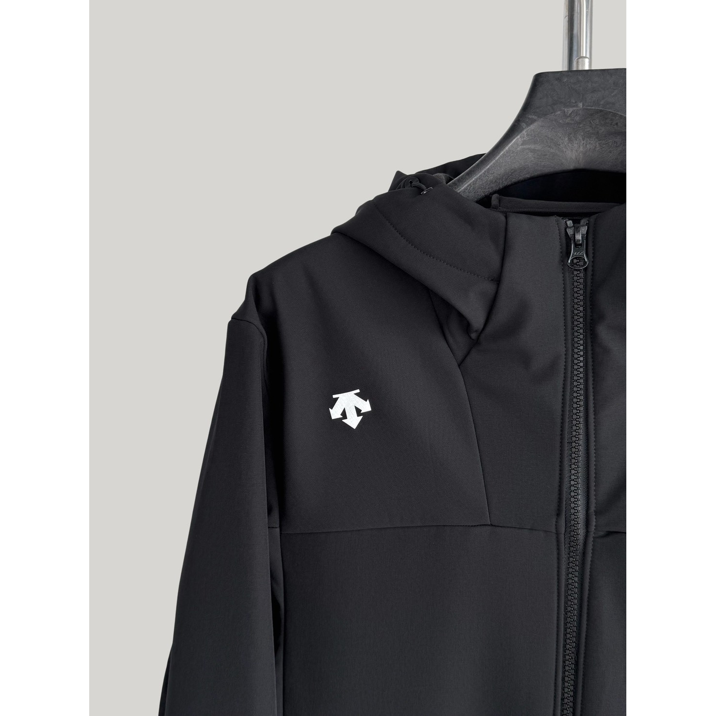 <p>Descente 软壳加薄绒冲锋衣(黑)</p>