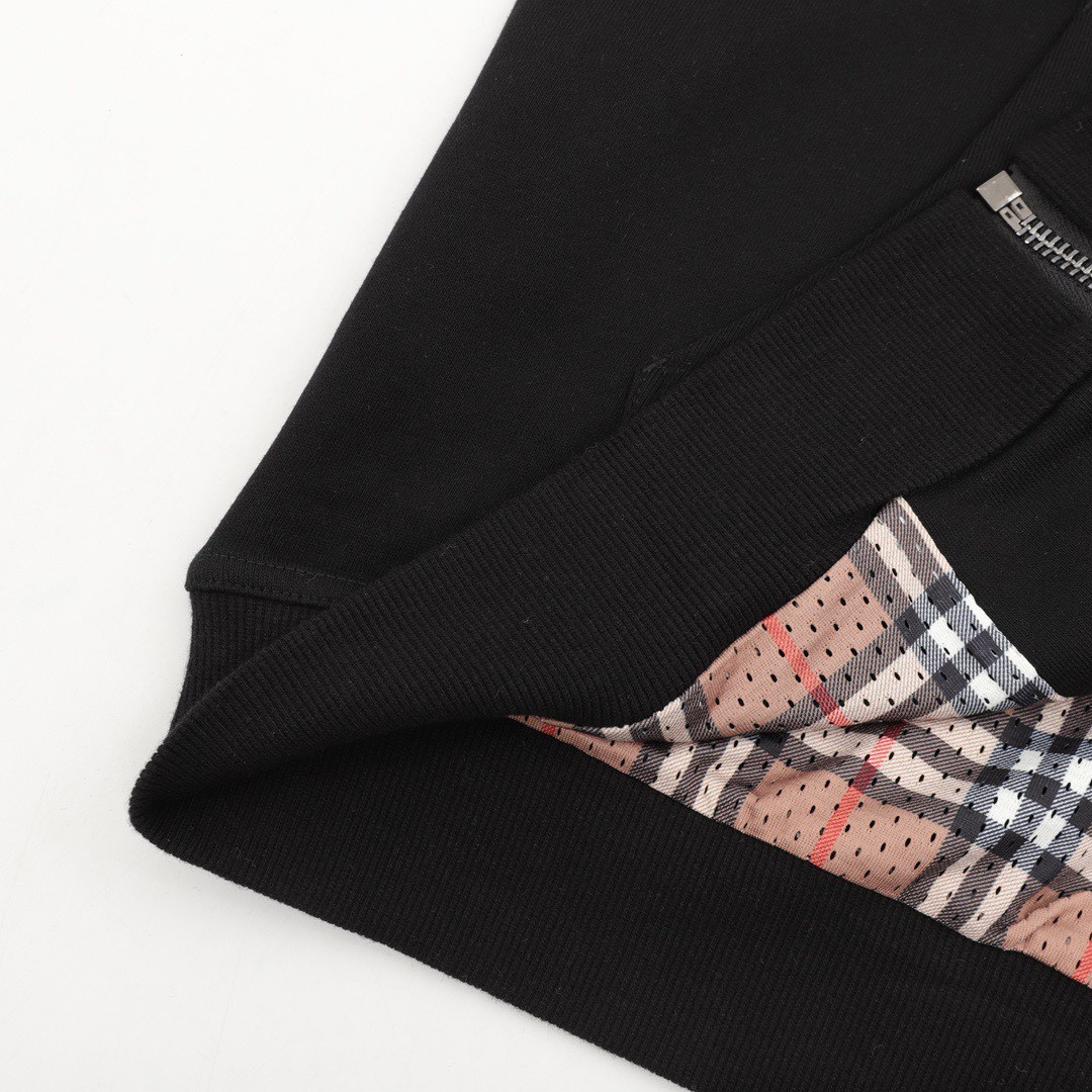<p>Burberry 胸口徽标格拉链连帽外套(黑)</p>