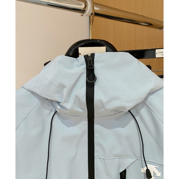 <p>DESCENTE 風衣夾克外套(寶寶藍)</p>