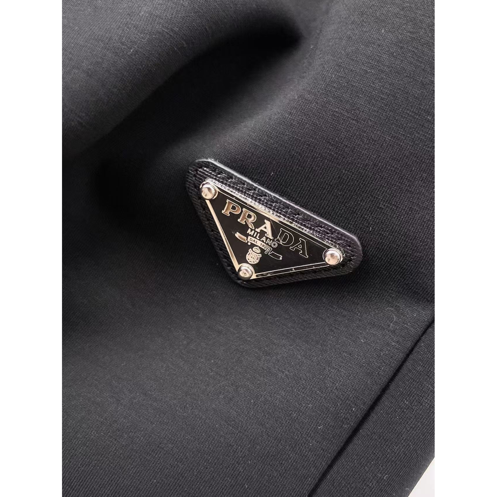 <p>PRADA 专柜新款休闲短裤(黑)</p>