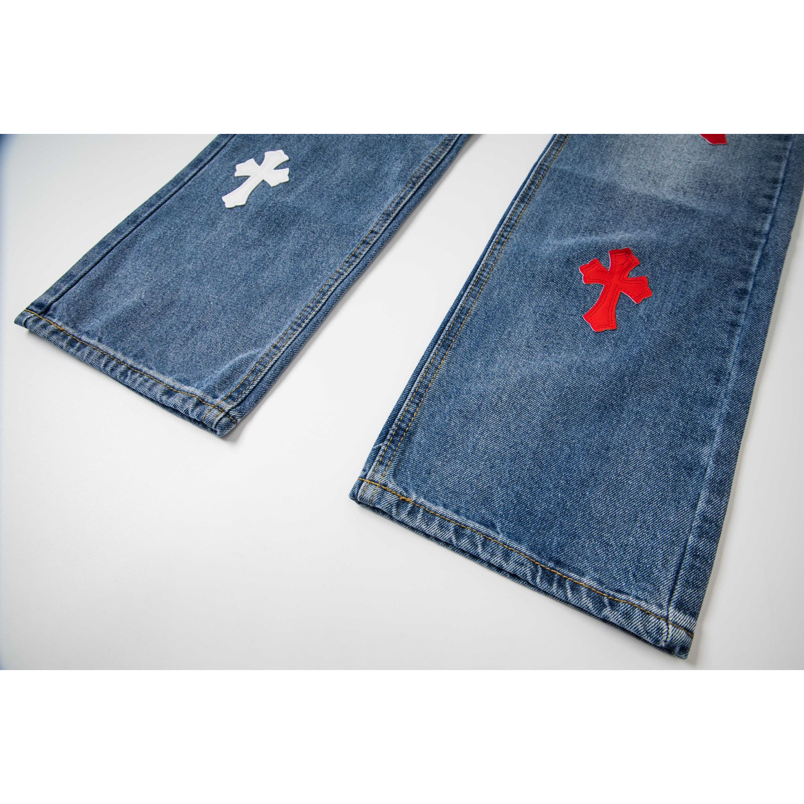 <p>CHROME HEARTS 浅蓝裤梵文红白拼皮牛仔裤(1802#)</p>

<p>&nbsp;</p>