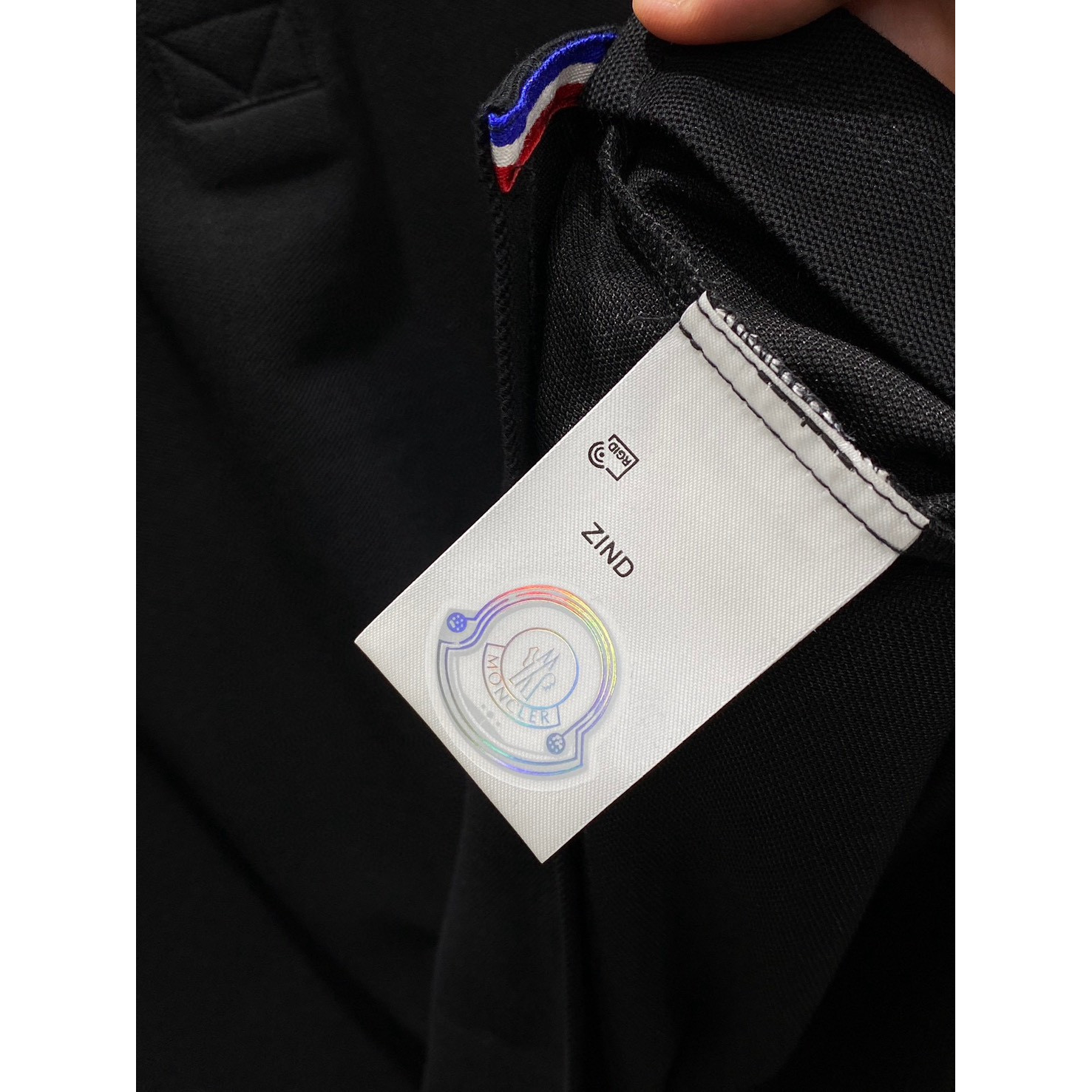 <p>MONCLER 立体徽标翻领长袖Polo衫(黑)</p>

<p>&nbsp;</p>