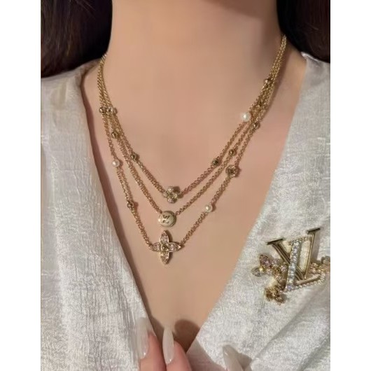 <p>LV 限定花卉胸针</p>