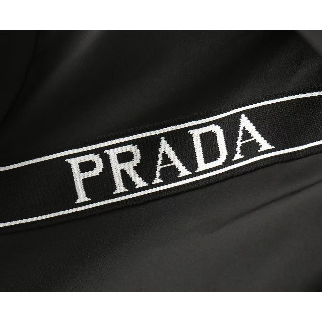 <p>PRADA&nbsp;男士夹克外套(黑)</p>
