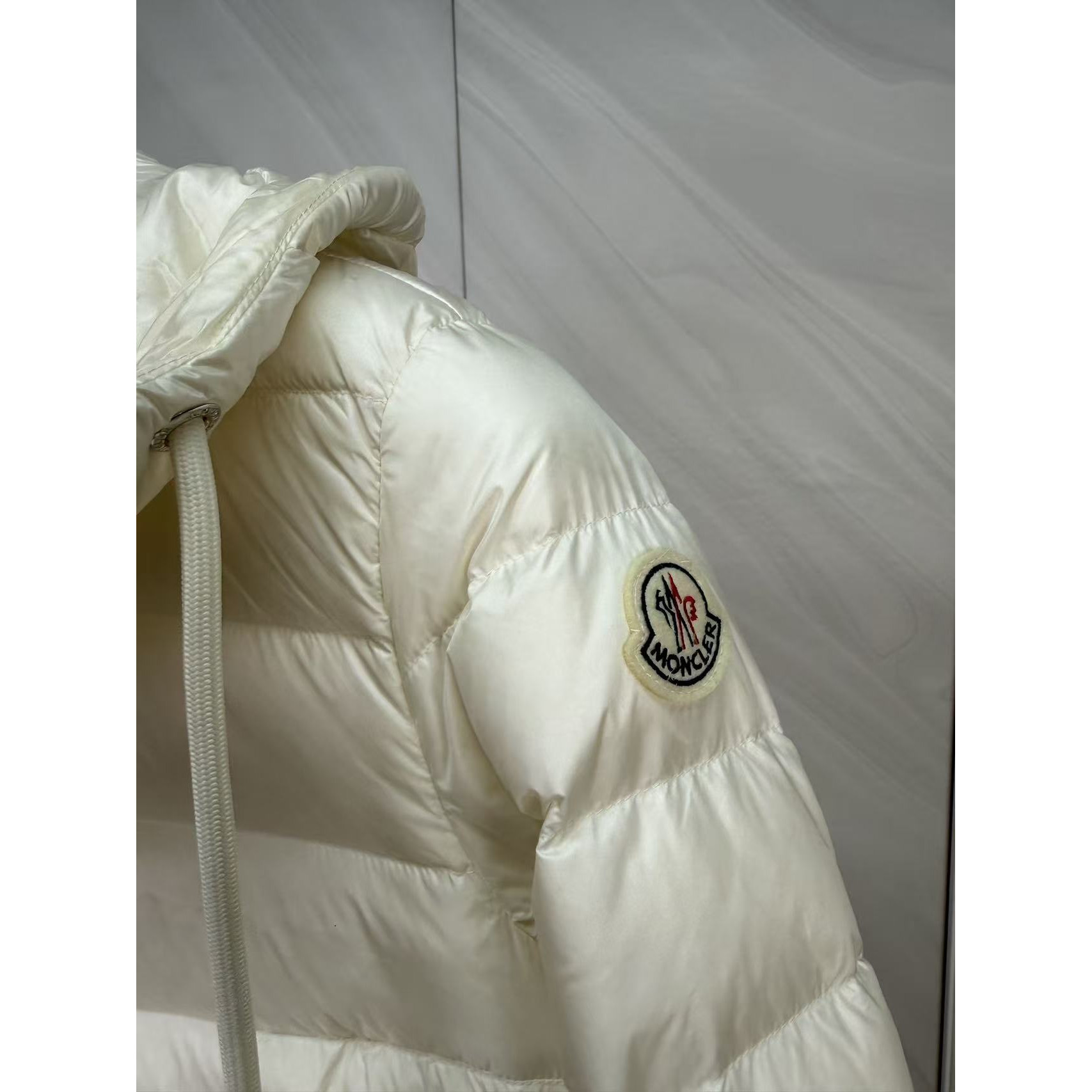 <p>Moncler 连帽中长羽绒服(白)</p>