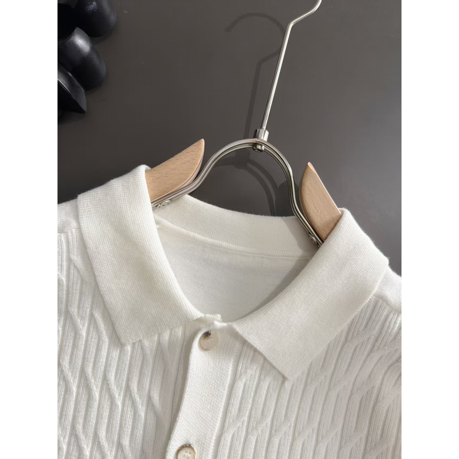 <p>Loro Piana 男士翻领针织外套(白)</p>