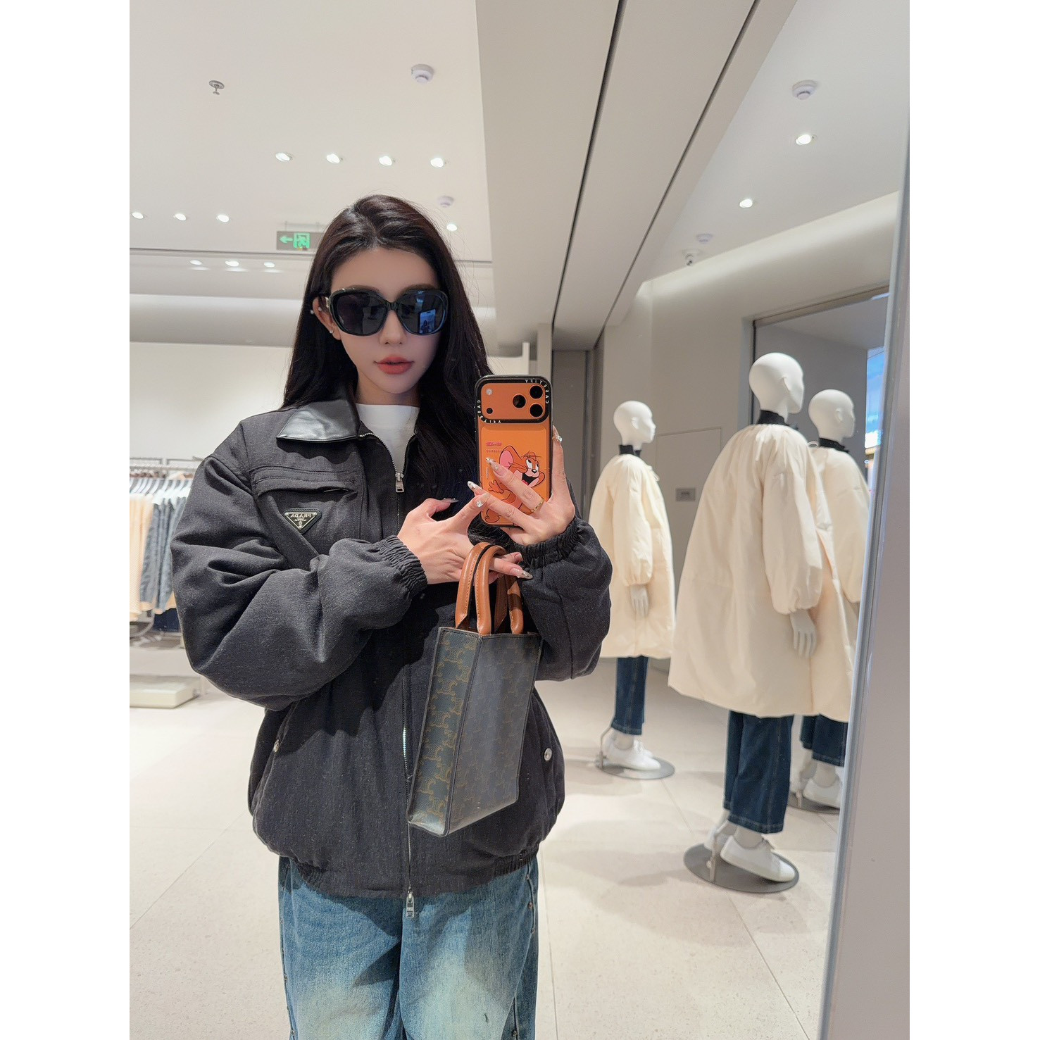 <p>PRADA 质领角标翻领外套(黑)</p>