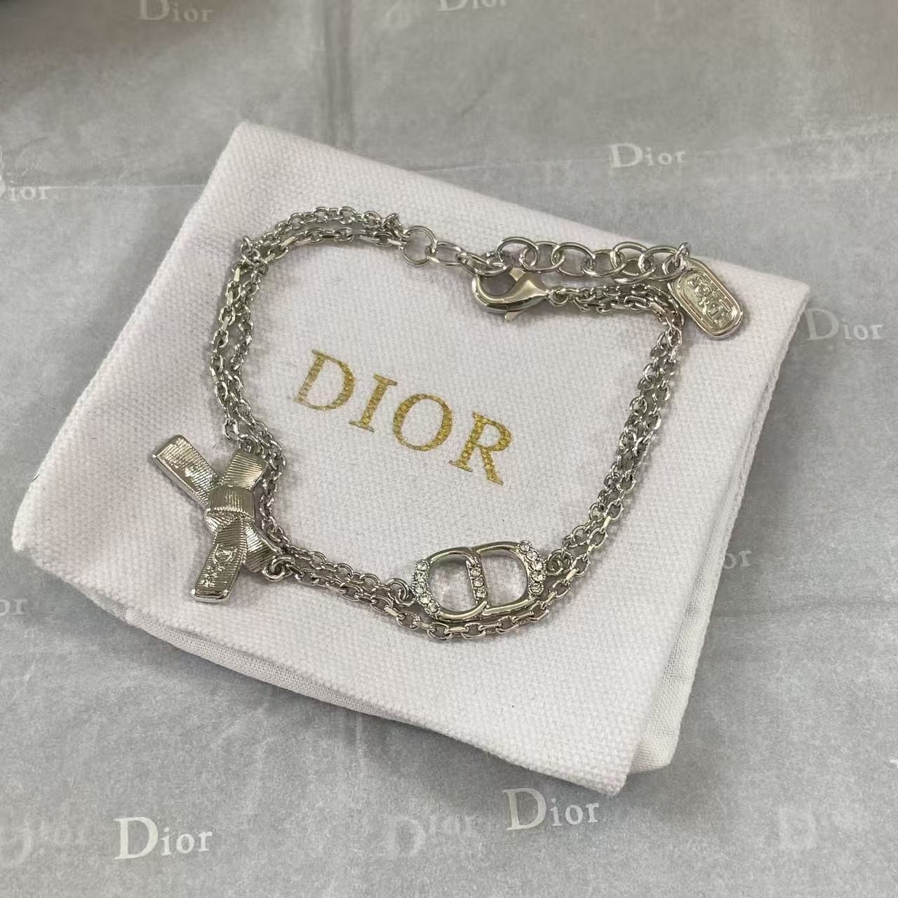 <p>DIOR 蝴蝶结CD手链</p>