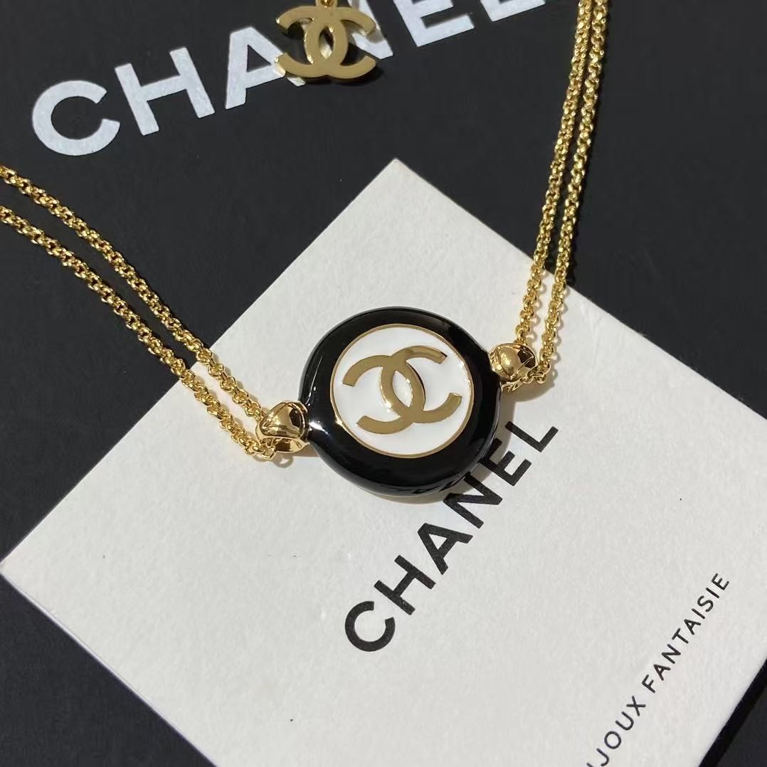 <p>CHANEL 24P黑白纽扣圆形珐琅双C链条</p>