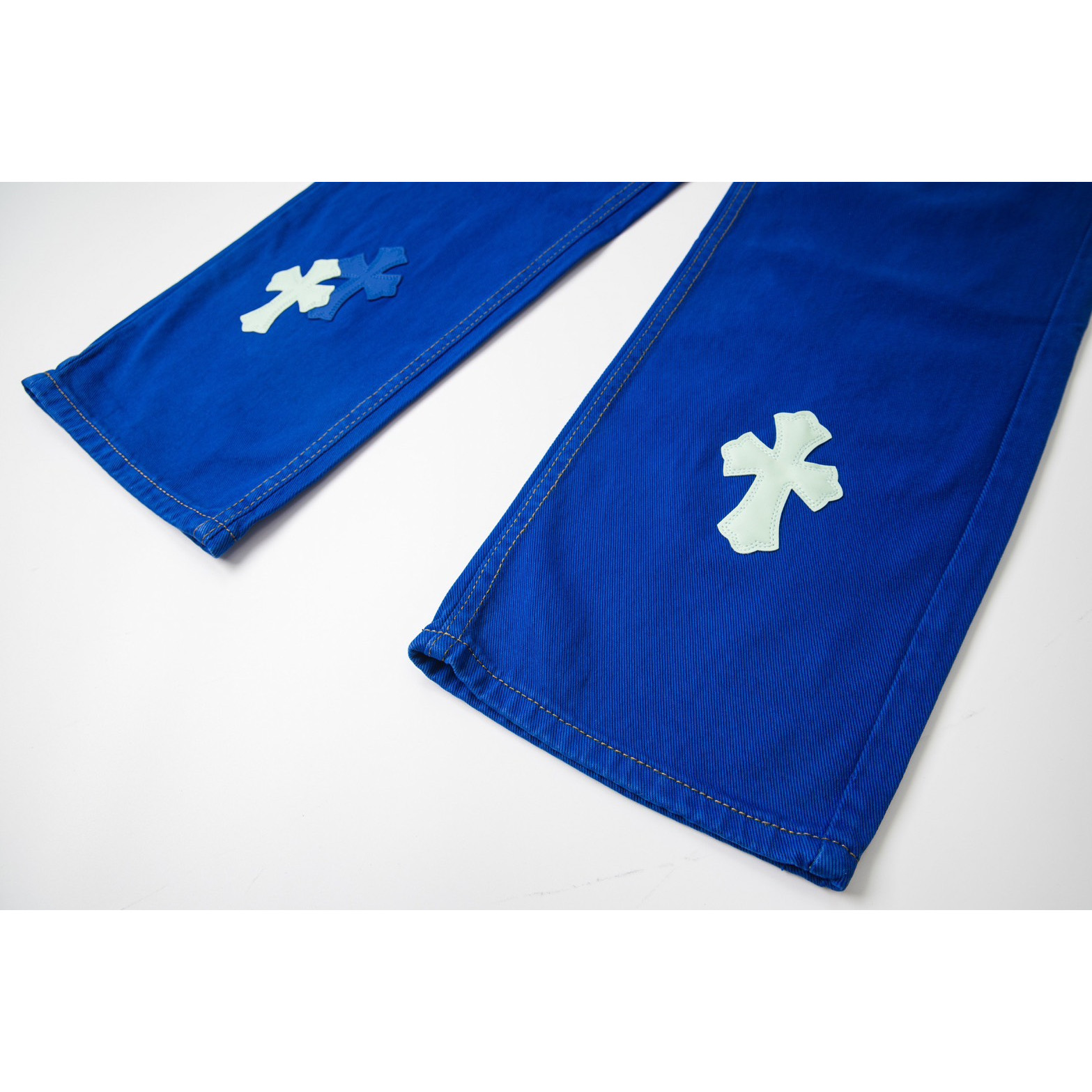<p>CHROME HEARTS 伦敦限定多巴胺蓝拼皮牛仔裤(1751#)</p>