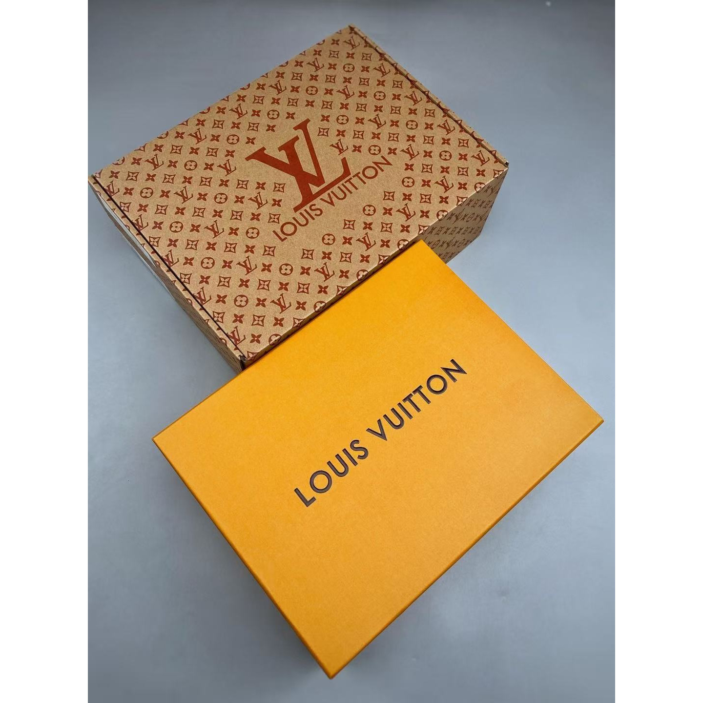 <p>&nbsp;LV 情侣厚底魔术贴拖鞋</p>