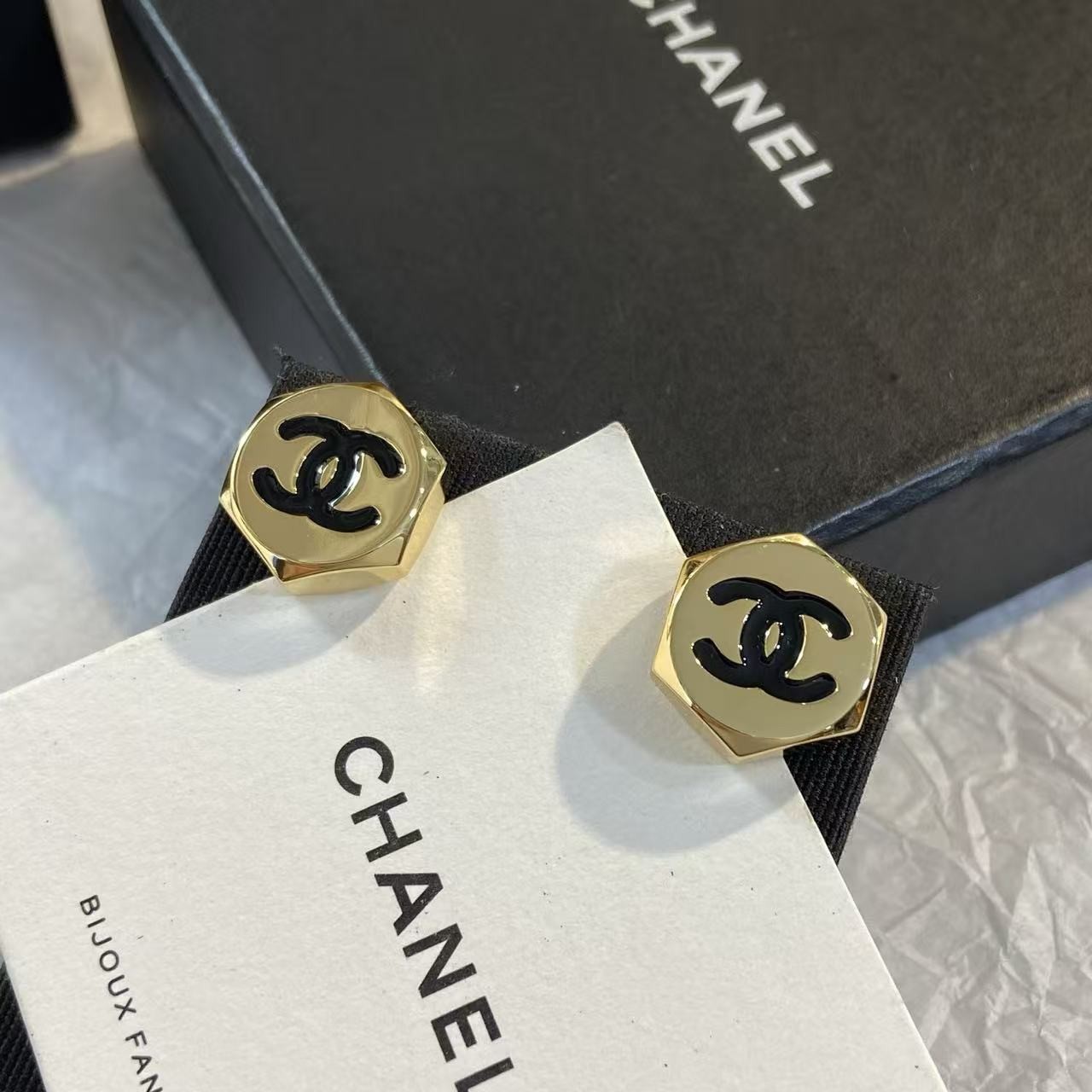 <p>CHANEL 金色六边形耳钉</p>