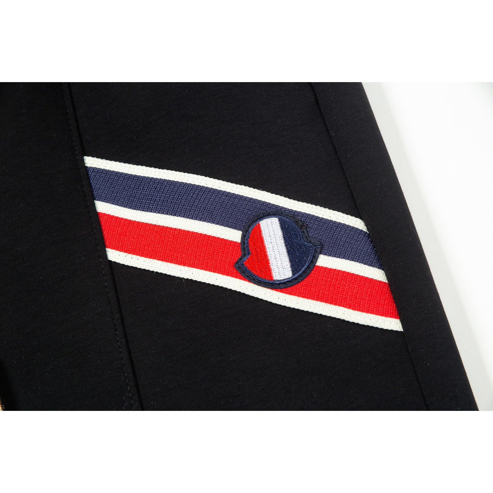 <p>MONCLER 休闲短裤(黑)</p>