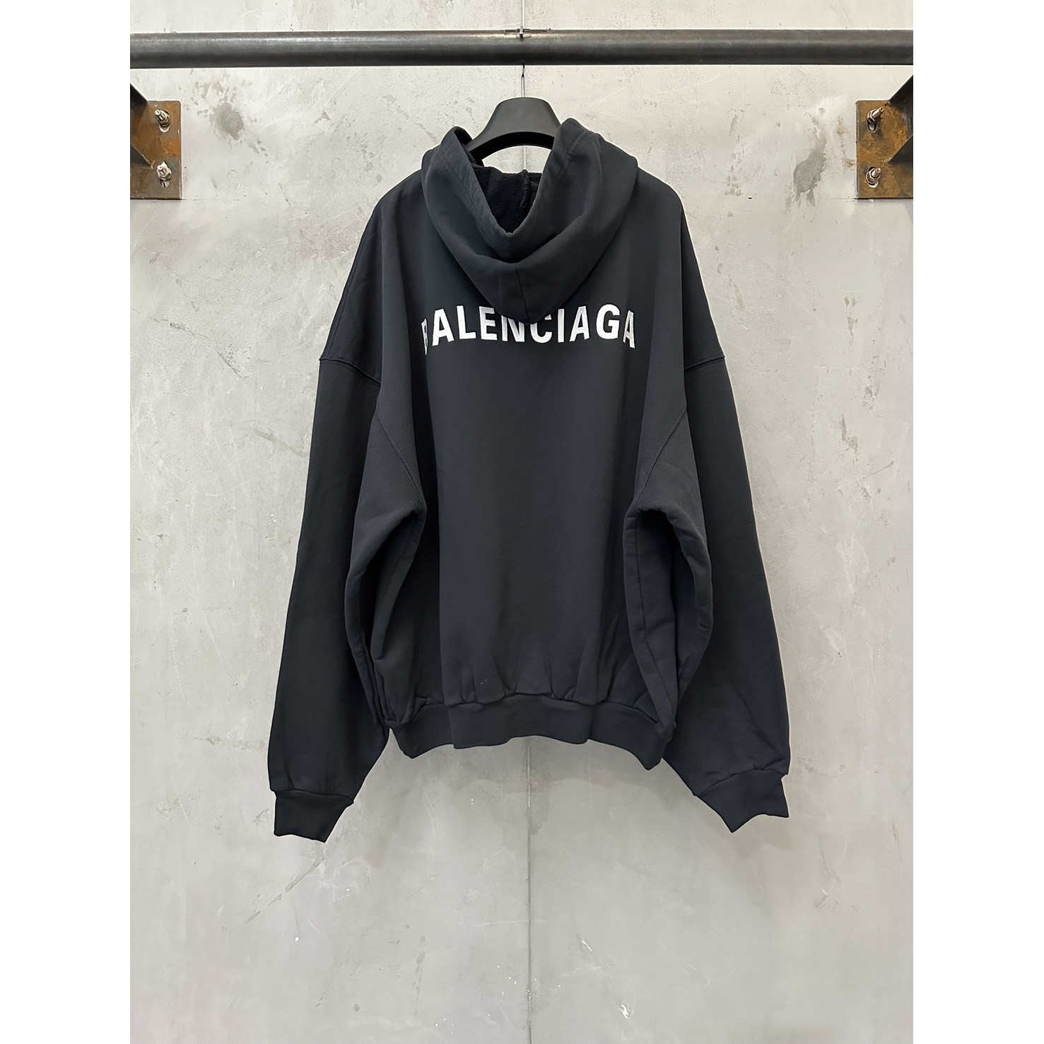 <p>Balenciaga 开领刺绣logo连帽卫衣(黑)</p>