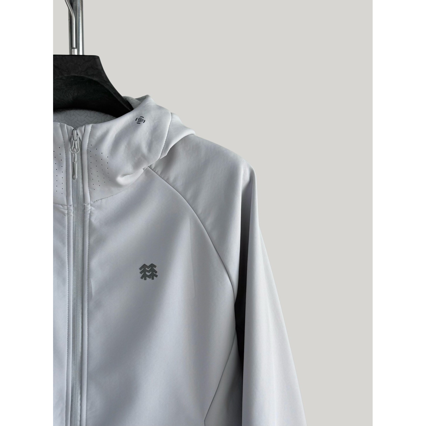 <p>KOLON SPORT 冲锋衣连帽款(浅灰)</p>