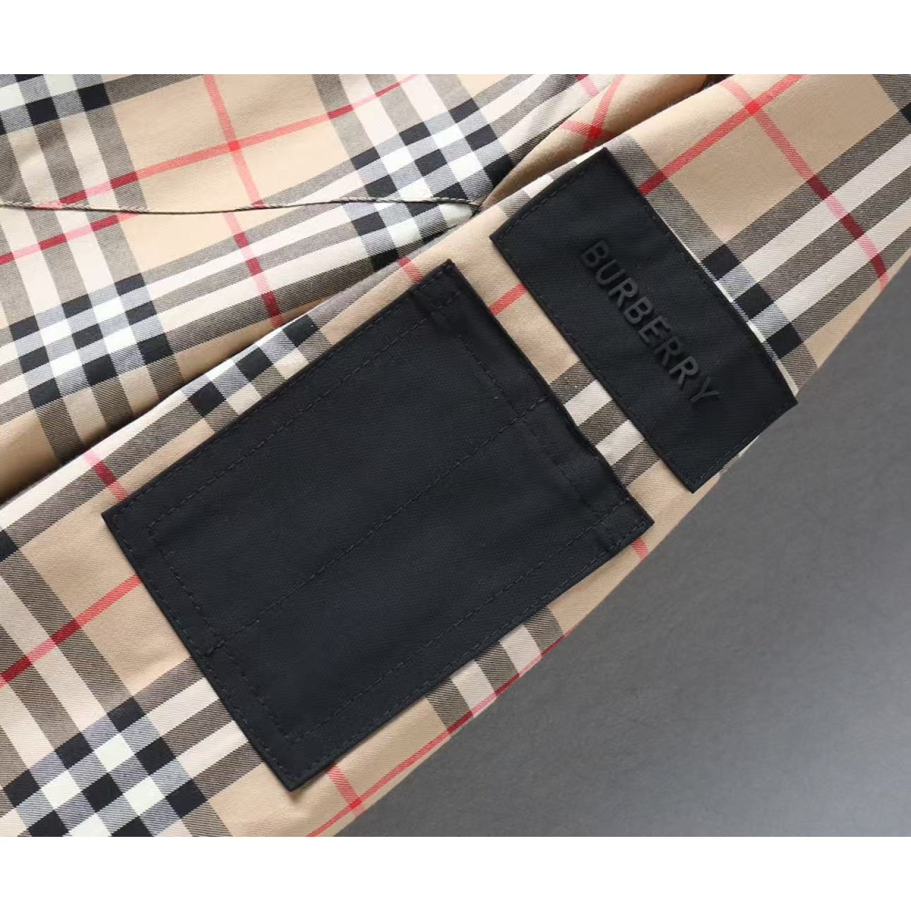 <p>BURBERRY 男士夹克外套(800825)</p>