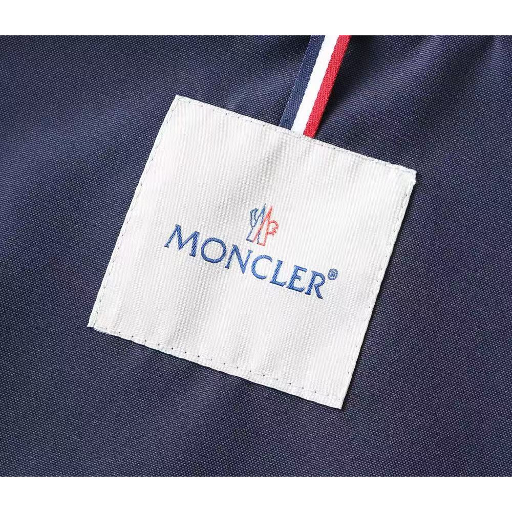 <p>MONCLER&nbsp;男士夹克外套(800858)</p>