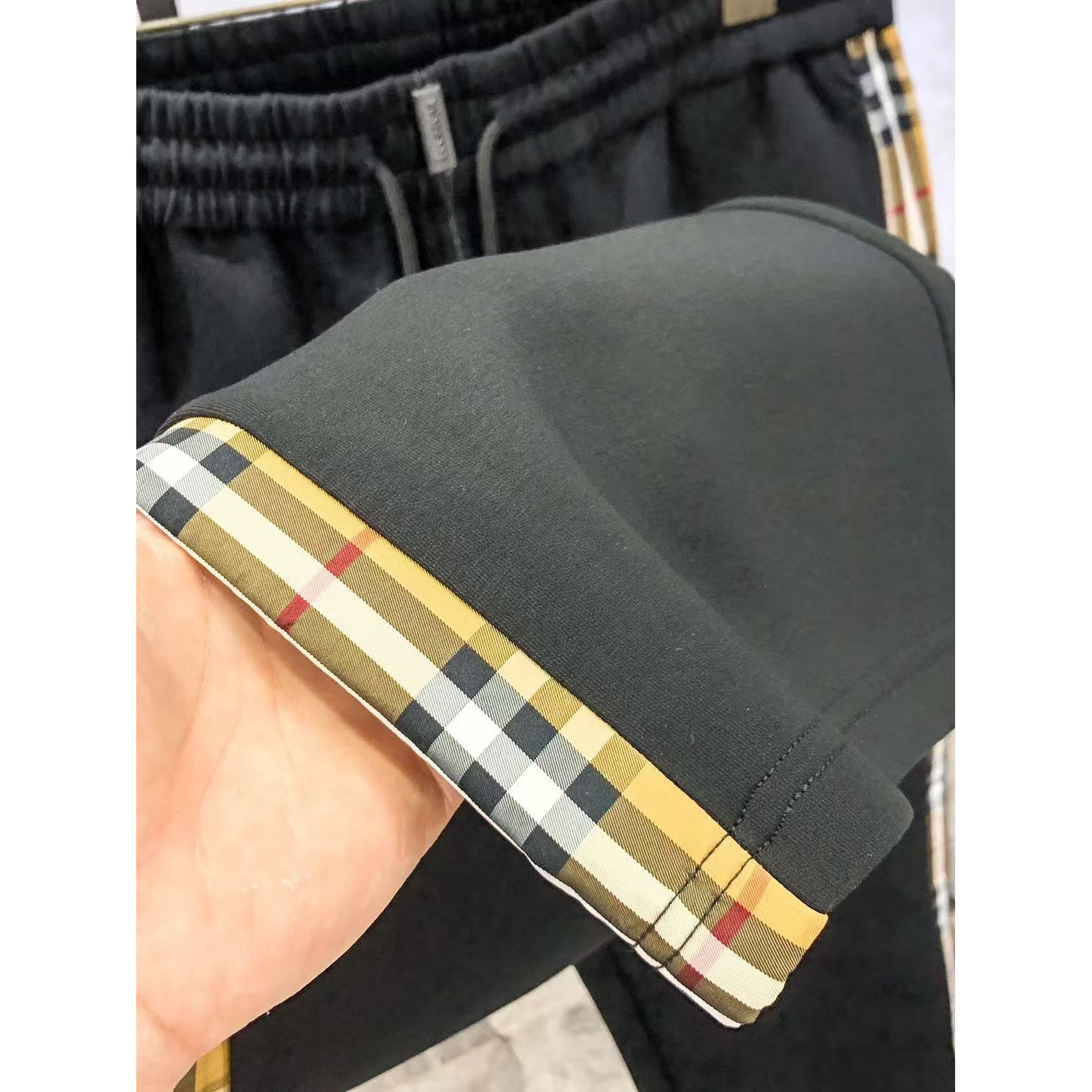 <p>LV&nbsp;高品质时尚休闲裤(782944)</p>