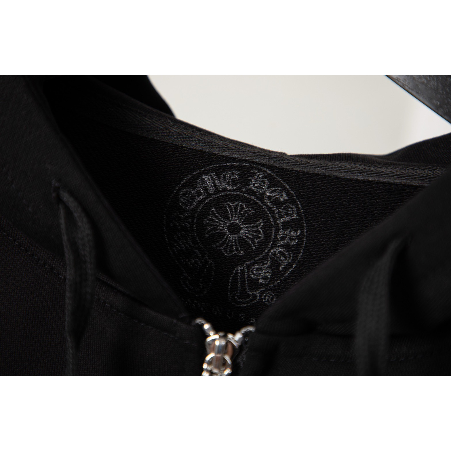 <p>CHROME HEARTS 梵文字母连帽外套(DZ82)(黑色)</p>