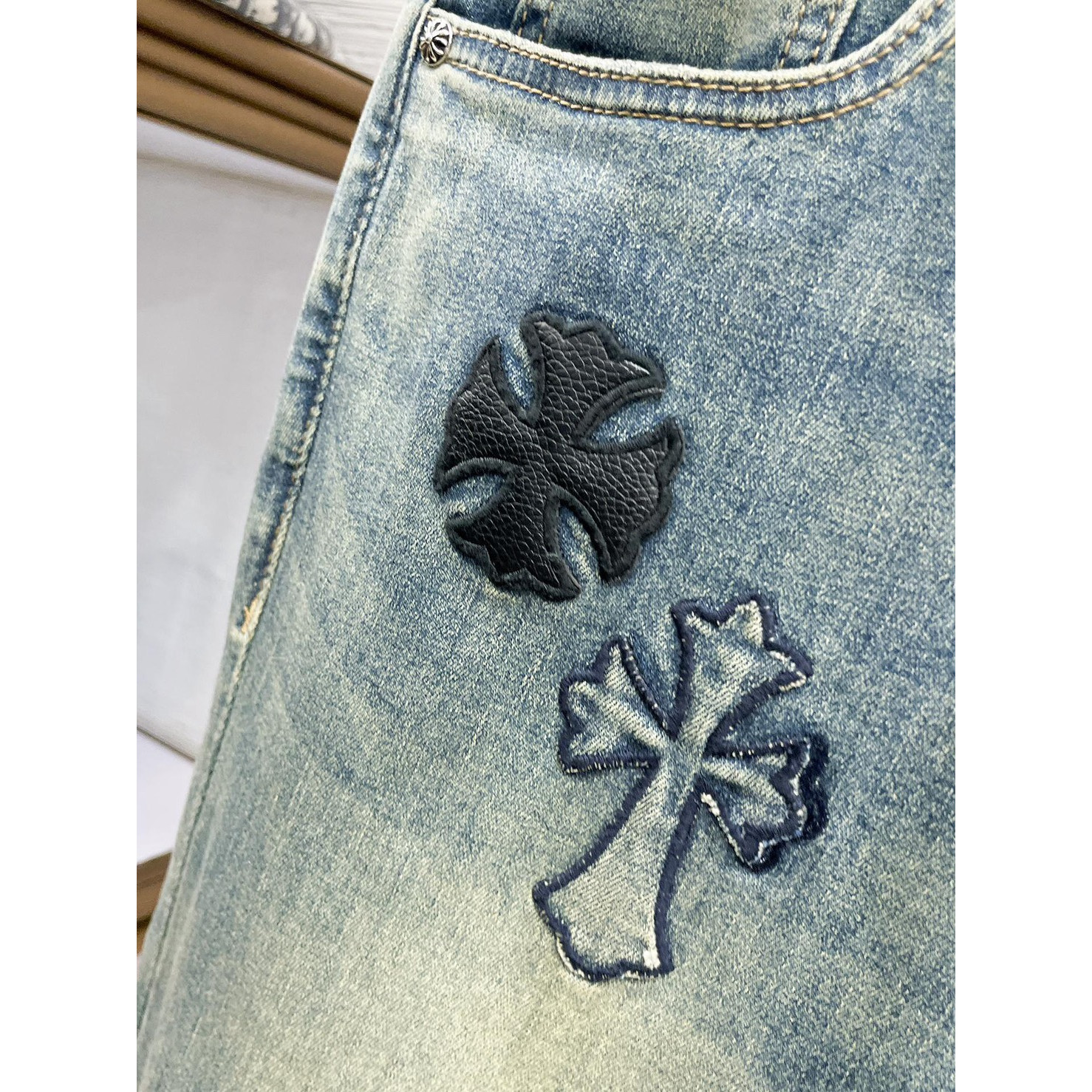 <p>CHROME HEARTS 高端牛仔裤(淺藍)</p>