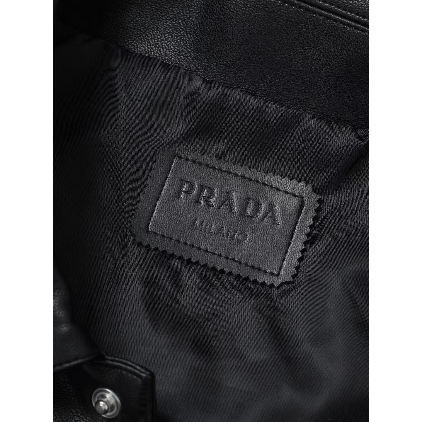 <p>Prada 三角标单排扣皮衣(黑)</p>